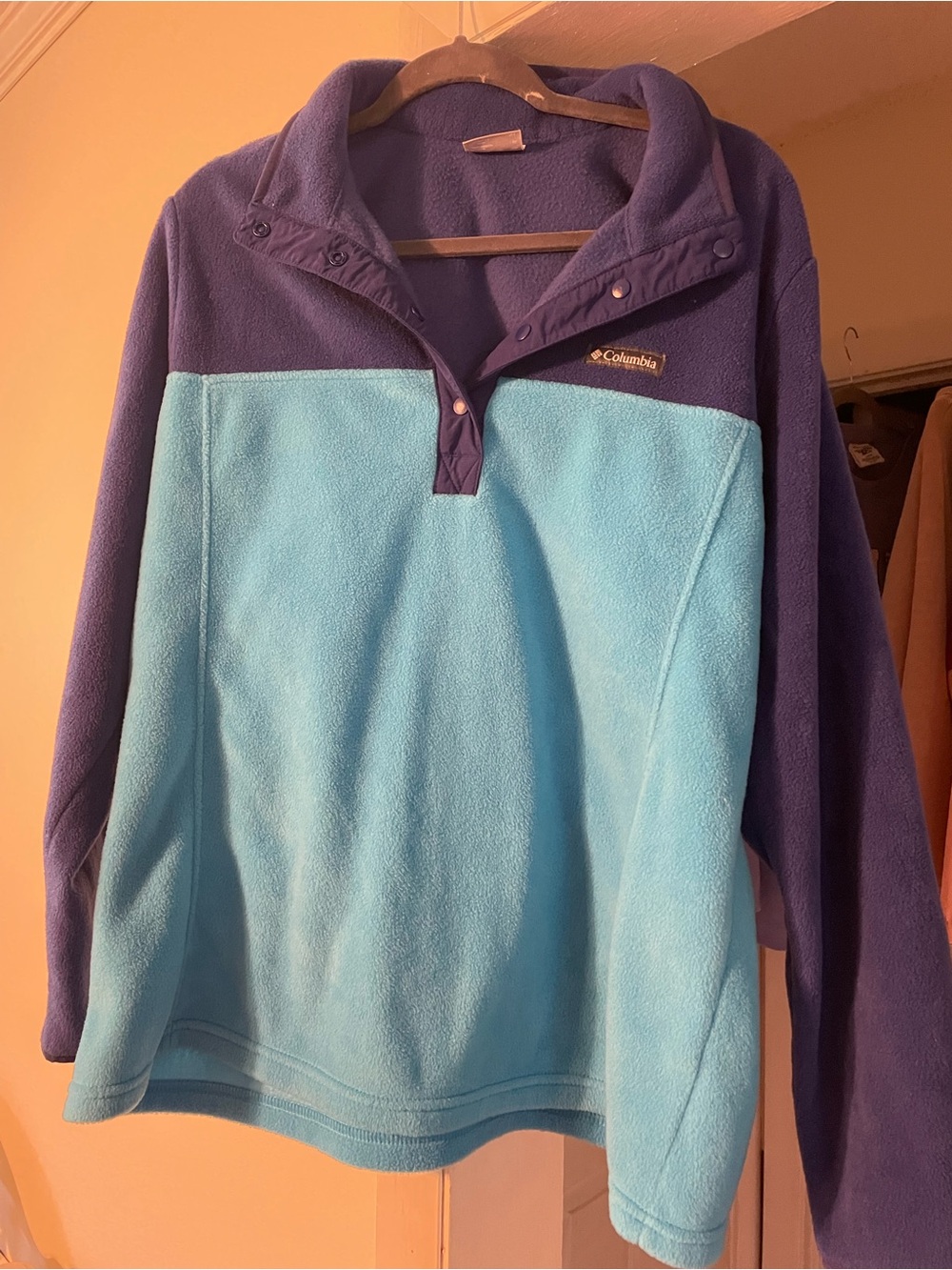 Columbia Two-Tone Light Blue and Navy Fleece Pullover